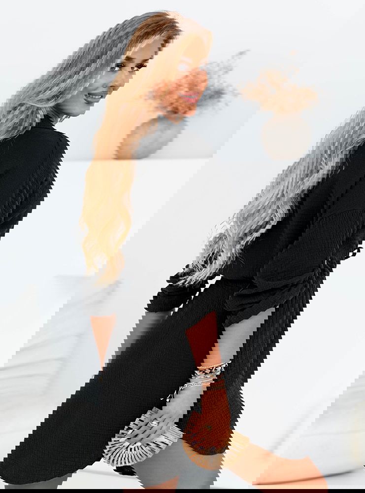 Czarna sukienka zapinana na guziki...