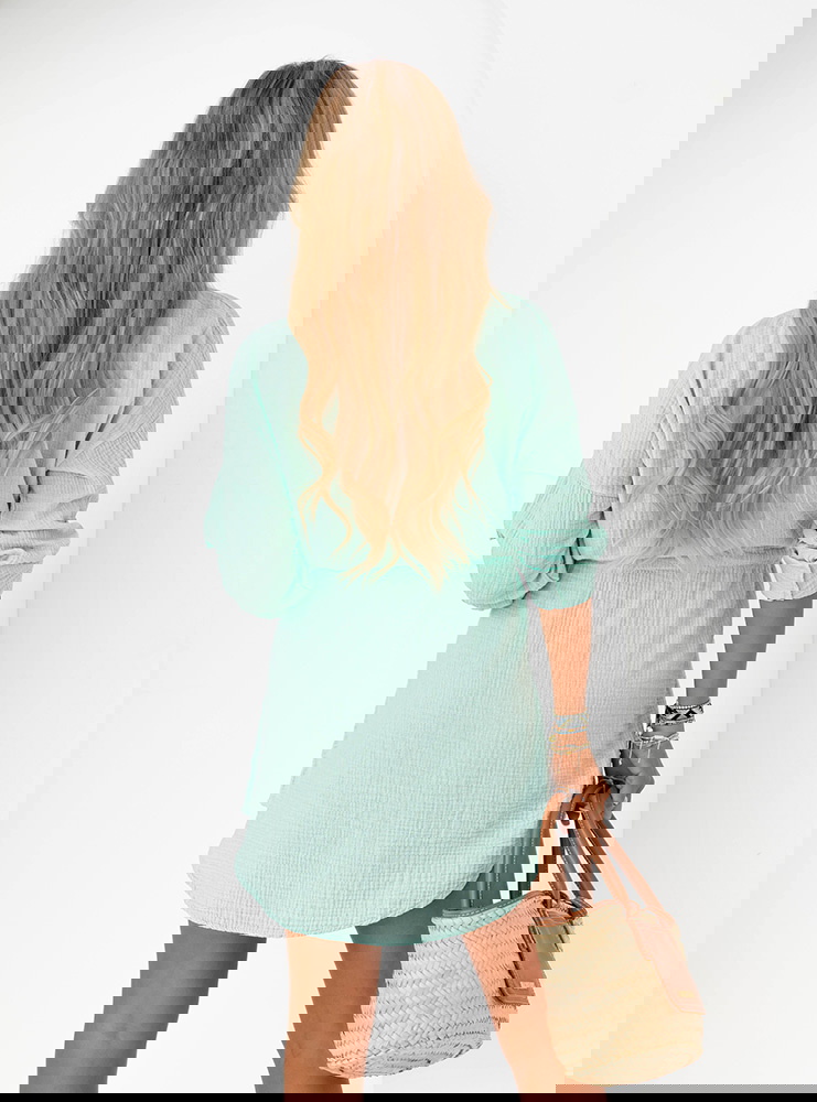 Miętowa sukienka zapinana na guziki...