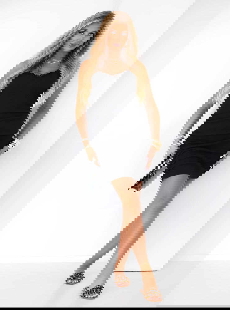 Czarna sukienka mini na ramiączkach...