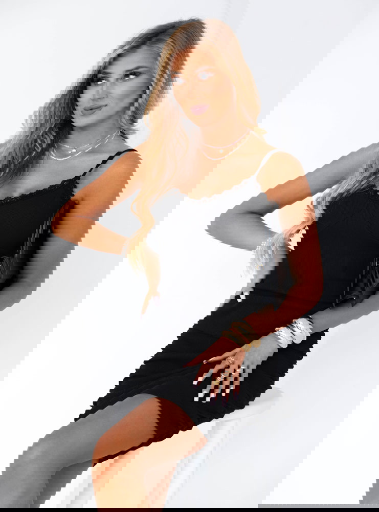 Czarna sukienka mini na ramiączkach...