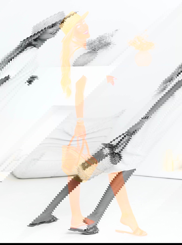 Biała sukienka oversize z ozdobnymi...