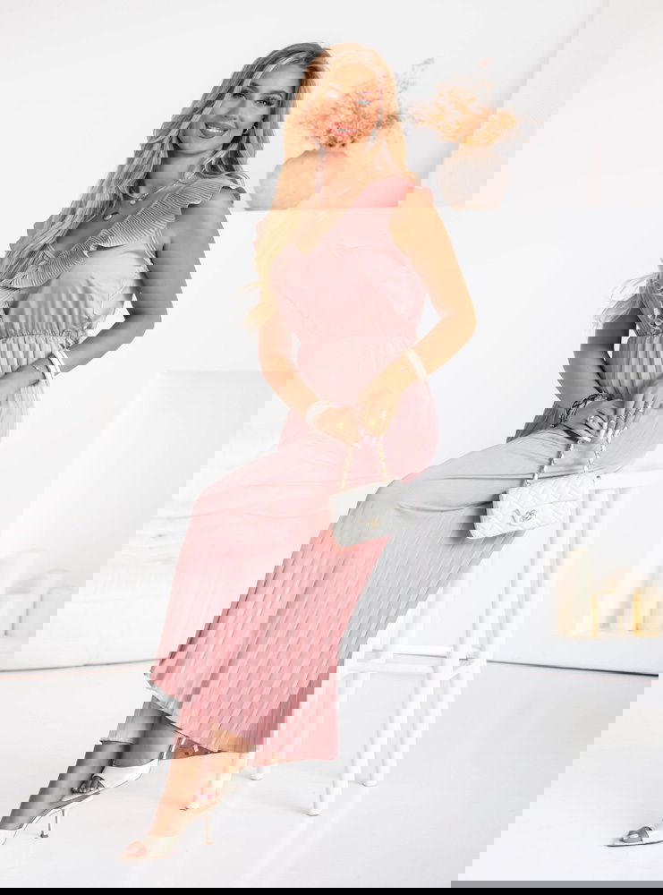 Plisowany kombinezon z falbankami...