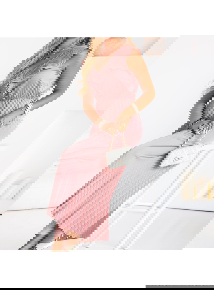 Plisowany kombinezon z falbankami...