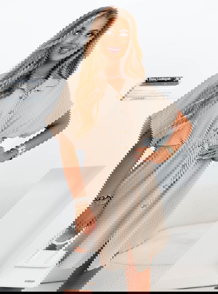 Beżowa sukienka zapinana na guziki Nyree