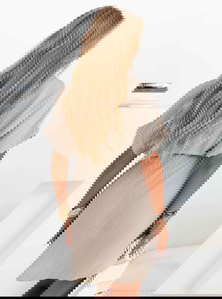 Beżowa sukienka zapinana na guziki Nyree