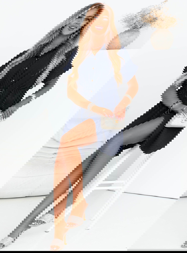 Granatowa sukienka zapinana na guziki...