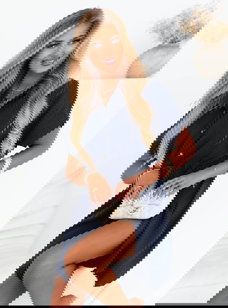 Granatowa sukienka zapinana na guziki...