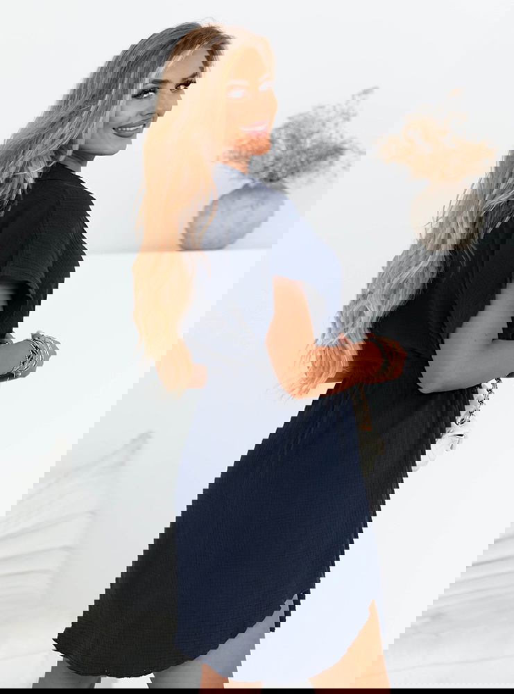 Granatowa sukienka zapinana na guziki...