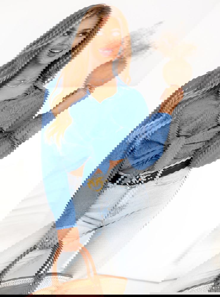 Niebieska koszula z ozdobnym haftem...