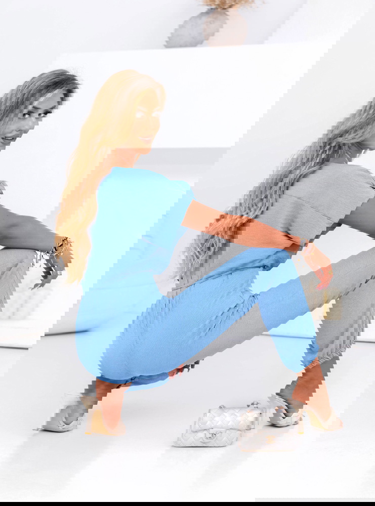 Błękitny kombinezon z ozdobną różą Elosa