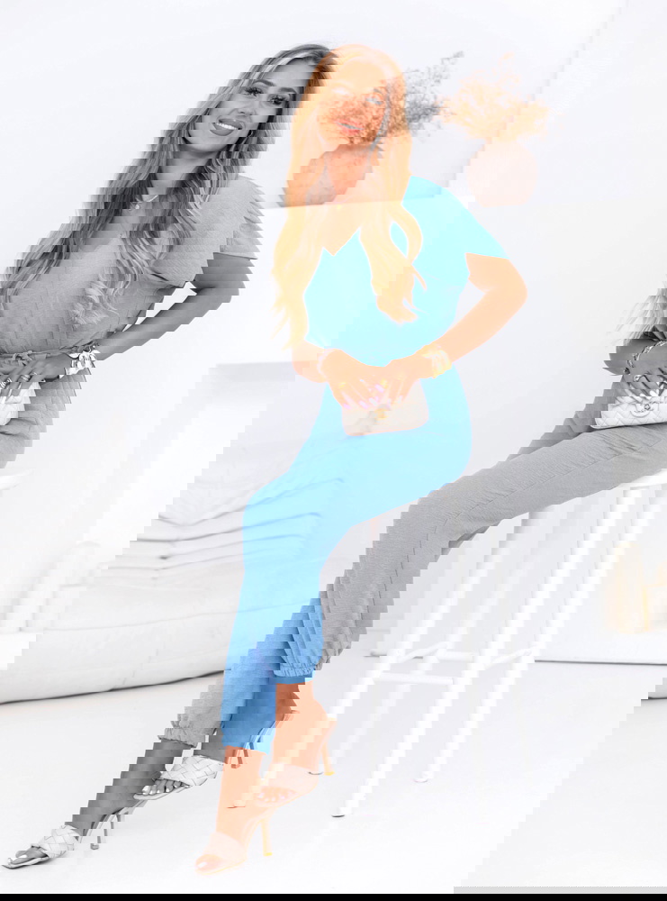 Błękitny kombinezon z ozdobną różą Elosa