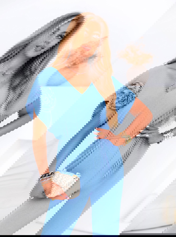 Błękitny kombinezon z ozdobną różą Elosa