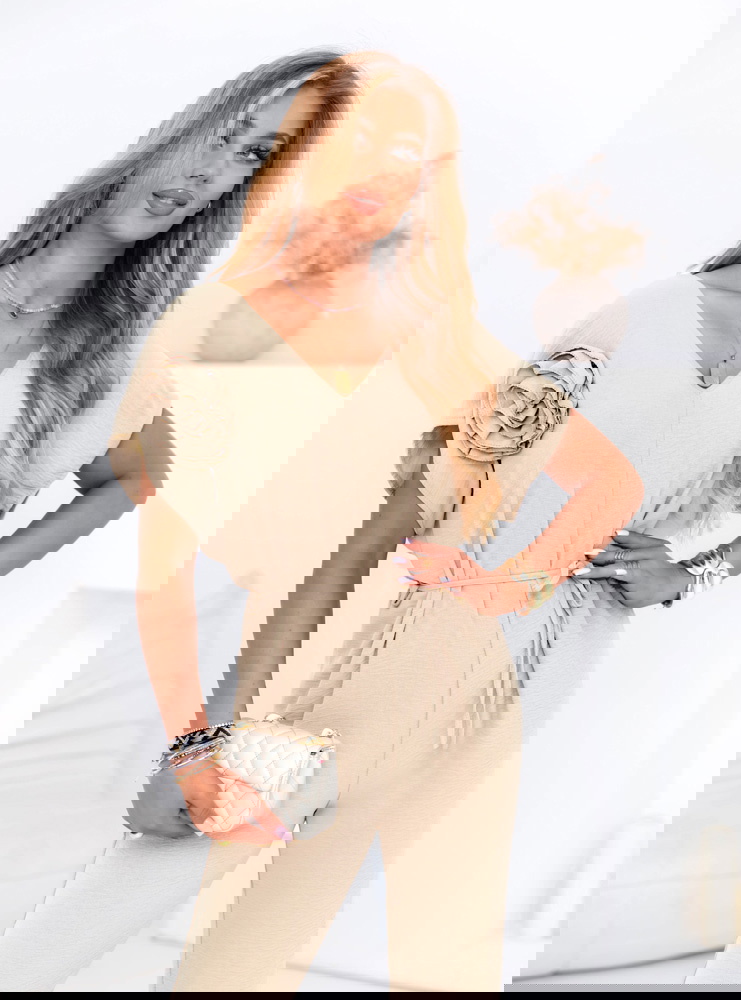 Beżowy kombinezon z ozdobną różą Elosa