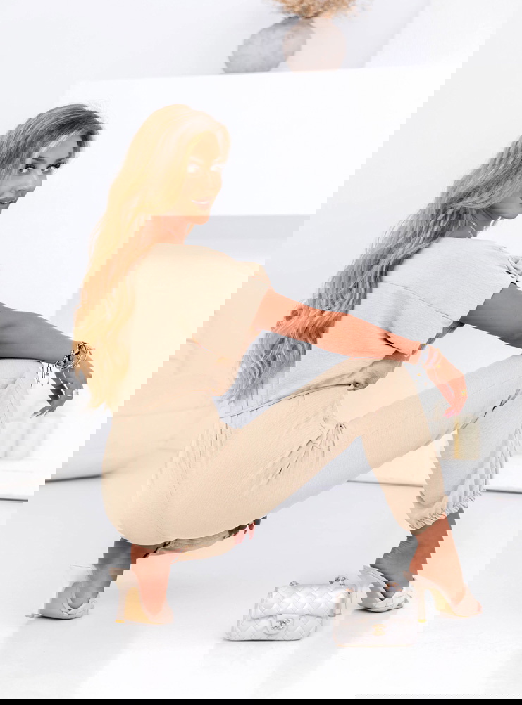 Beżowy kombinezon z ozdobną różą Elosa