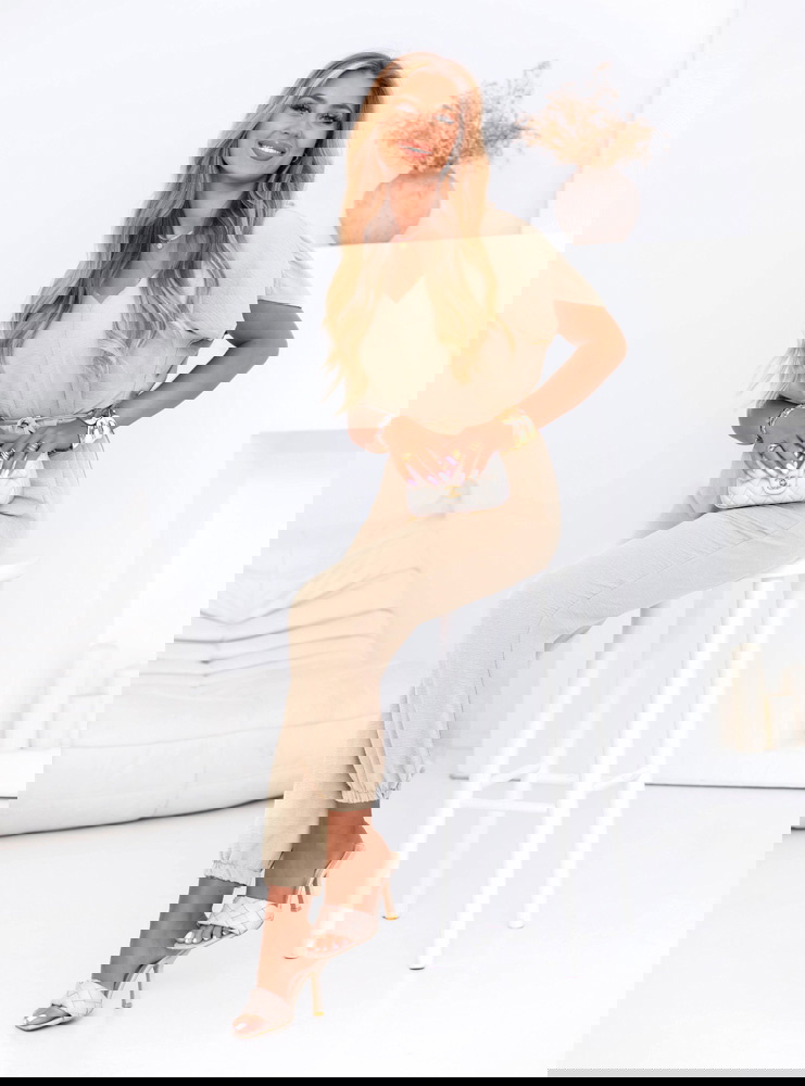 Beżowy kombinezon z ozdobną różą Elosa