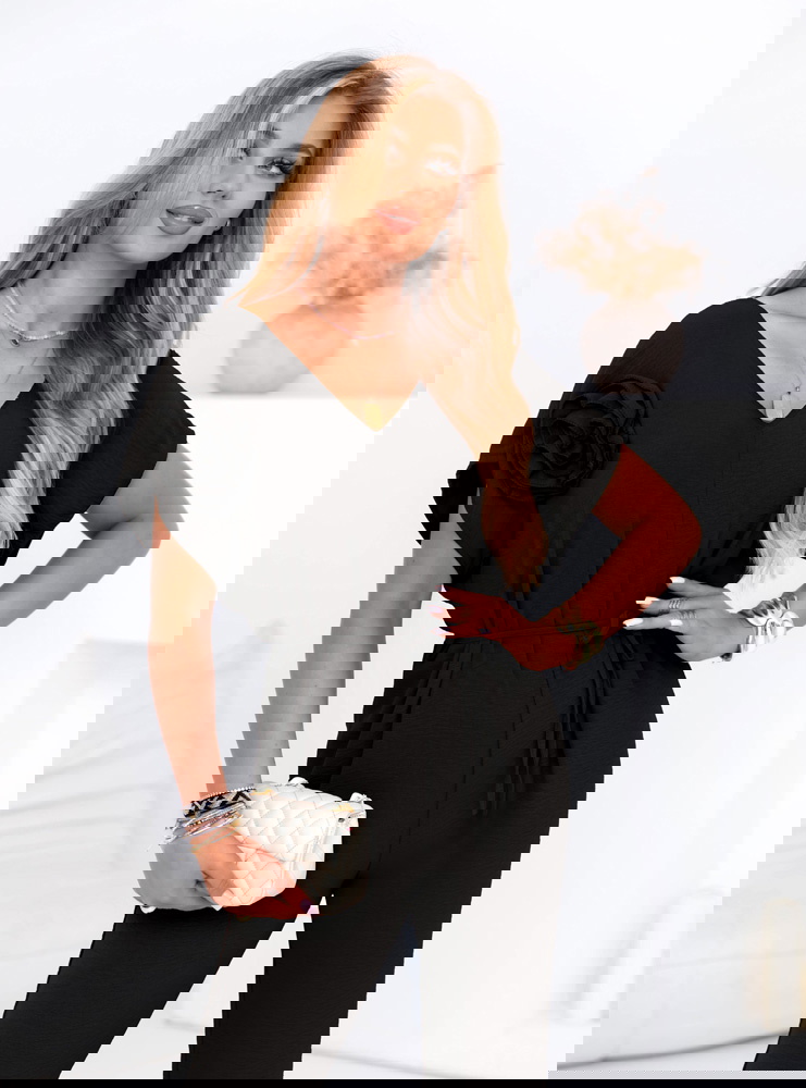 Czarny kombinezon z ozdobną różą Elosa