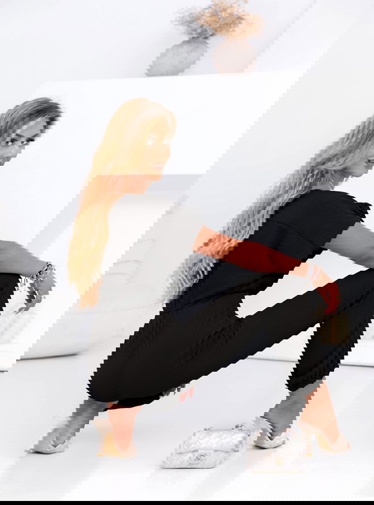 Czarny kombinezon z ozdobną różą Elosa