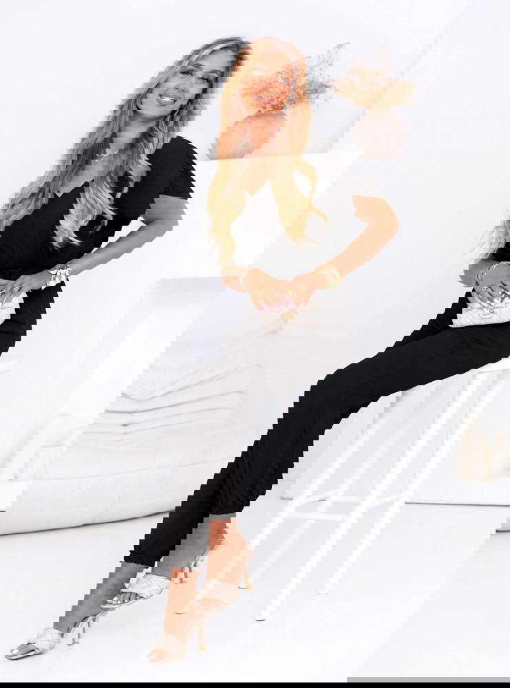 Czarny kombinezon z ozdobną różą Elosa