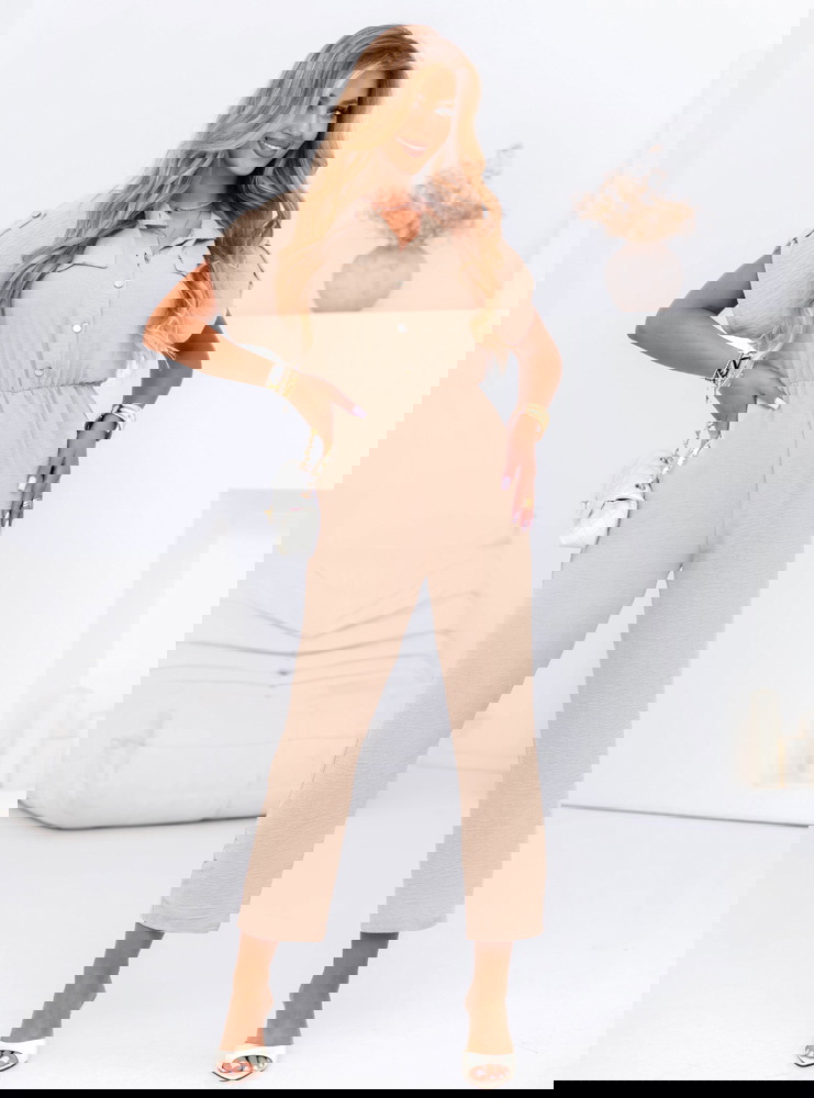 Beżowy kombinezon z guzikami na...