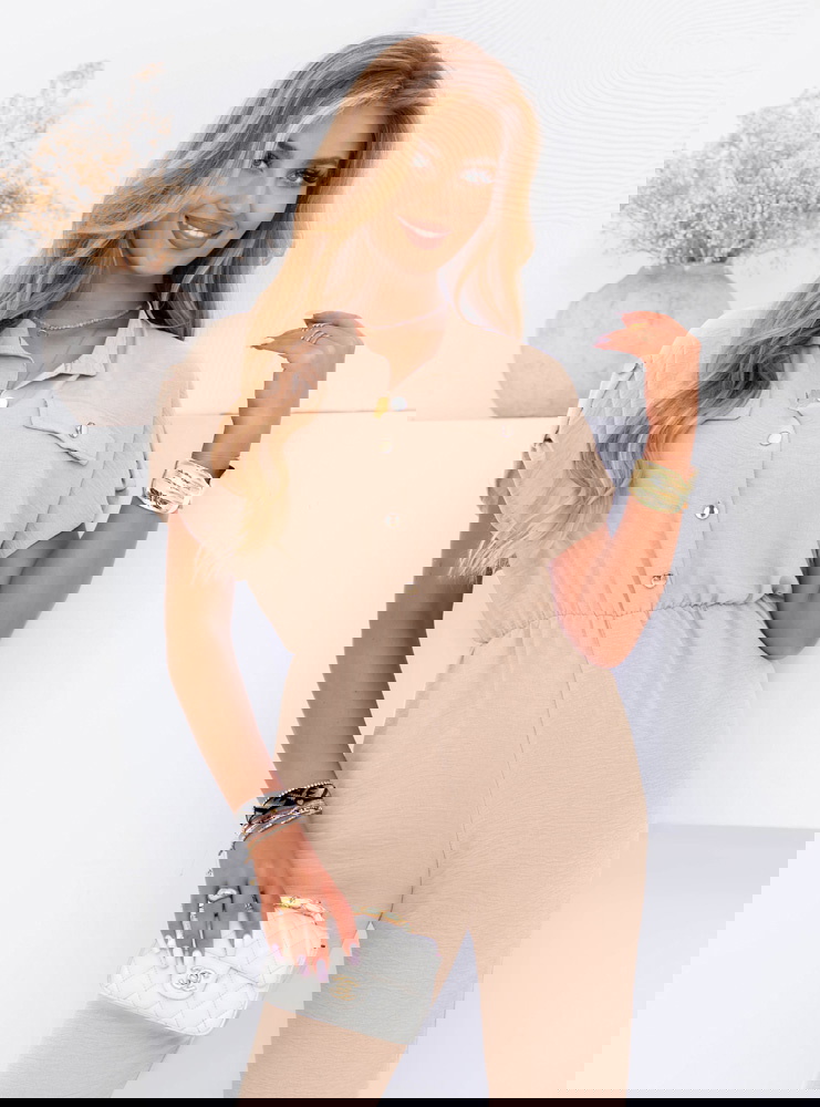 Beżowy kombinezon z guzikami na...