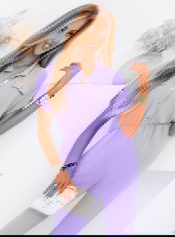 Liliowy kombinezon z guzikami na...