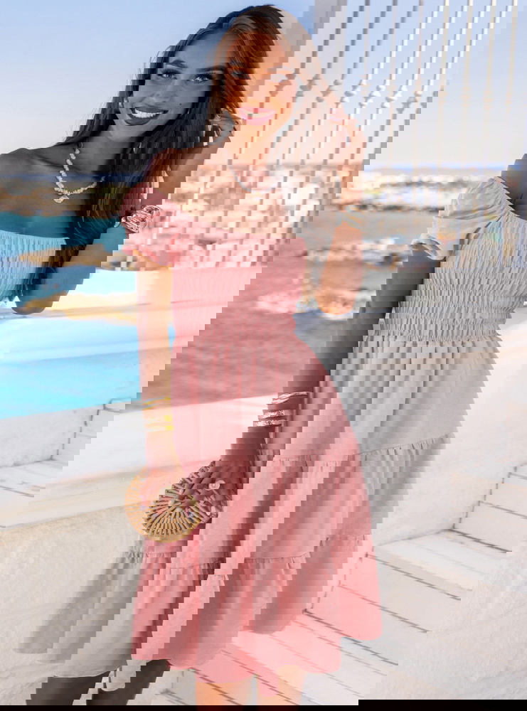 Pudrowa sukienka midi typu hiszpanka...