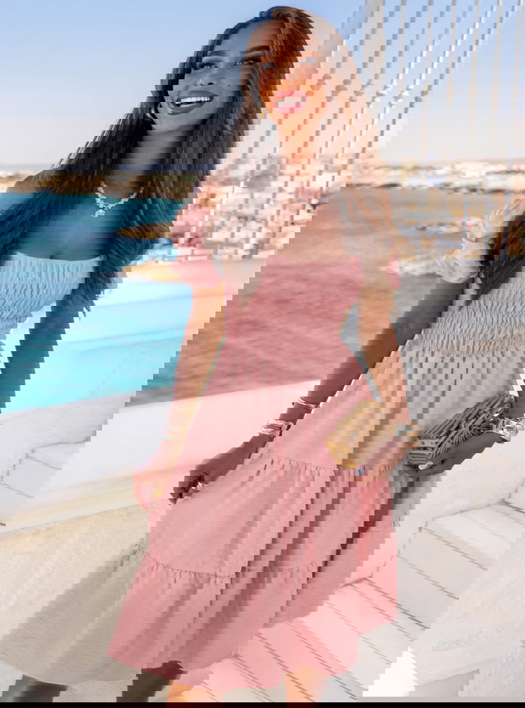 Pudrowa sukienka midi typu hiszpanka...