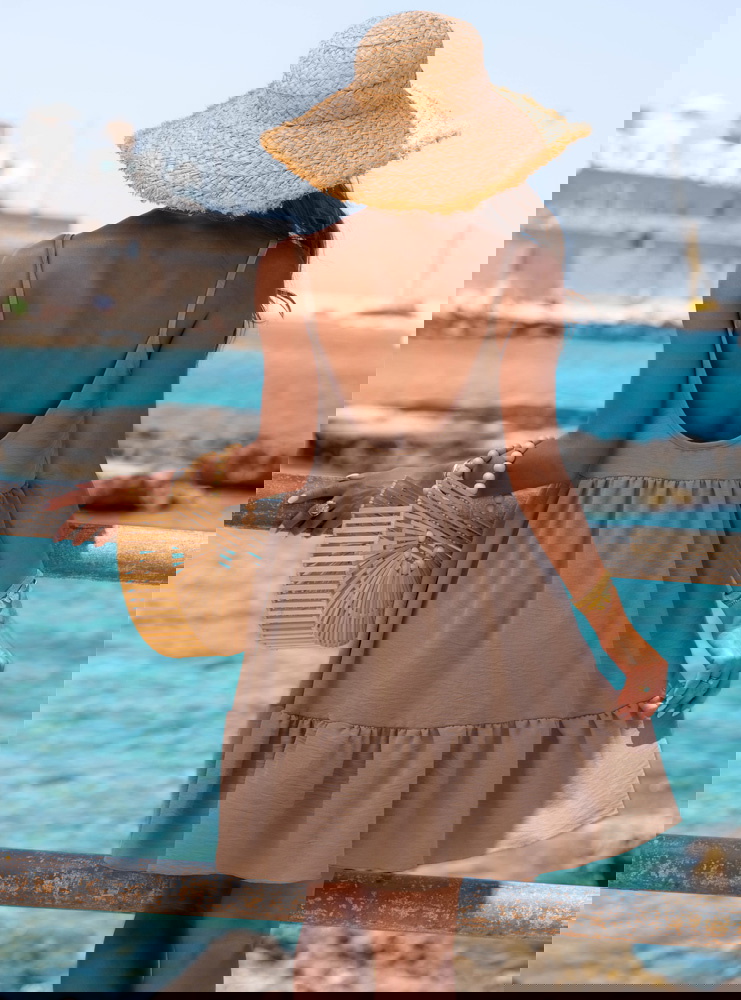 Rozkloszowana sukienka na ramiączkach...