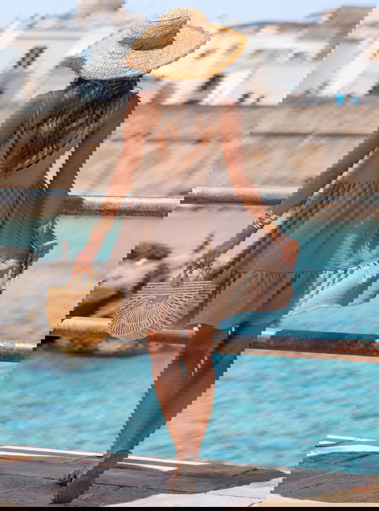 Rozkloszowana sukienka na ramiączkach...