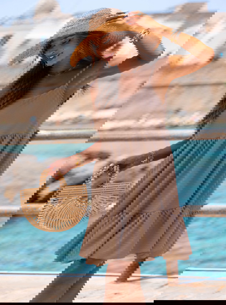 Rozkloszowana sukienka na ramiączkach...