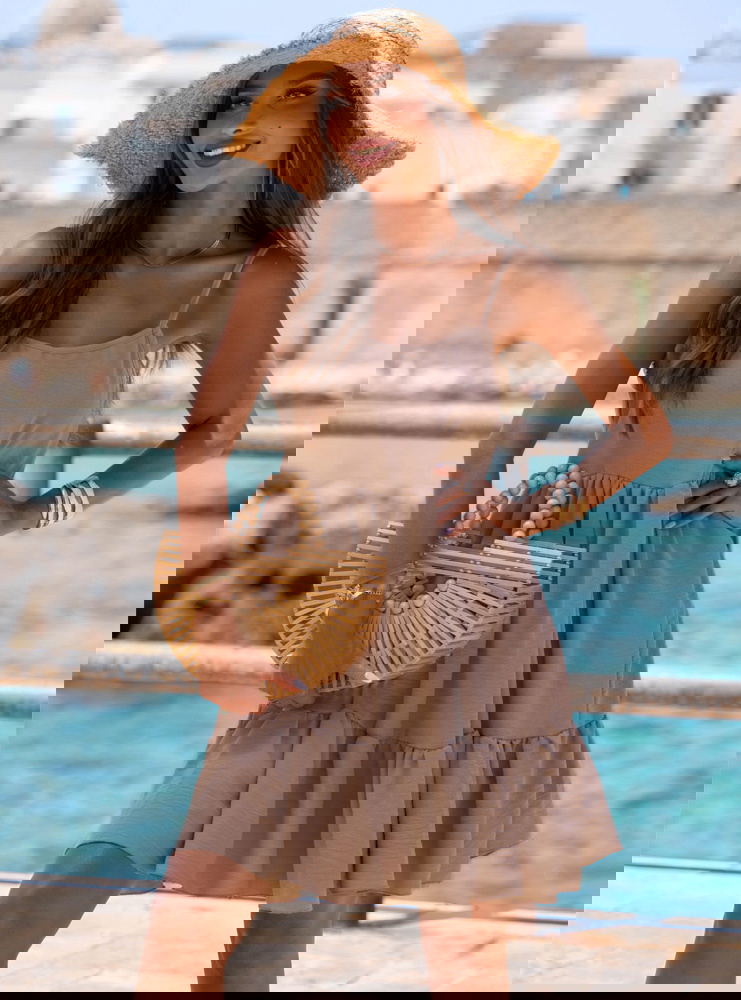 Rozkloszowana sukienka na ramiączkach...