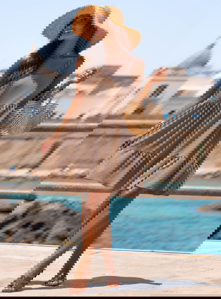 Rozkloszowana sukienka na ramiączkach...