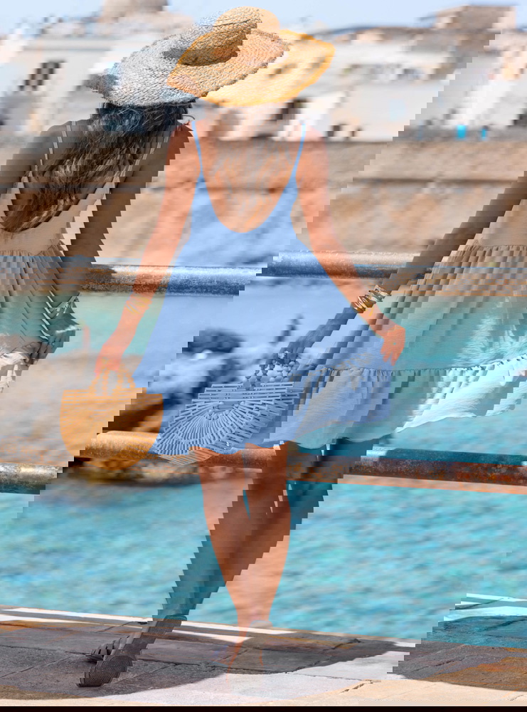 Błękitna rozkloszowana sukienka na...