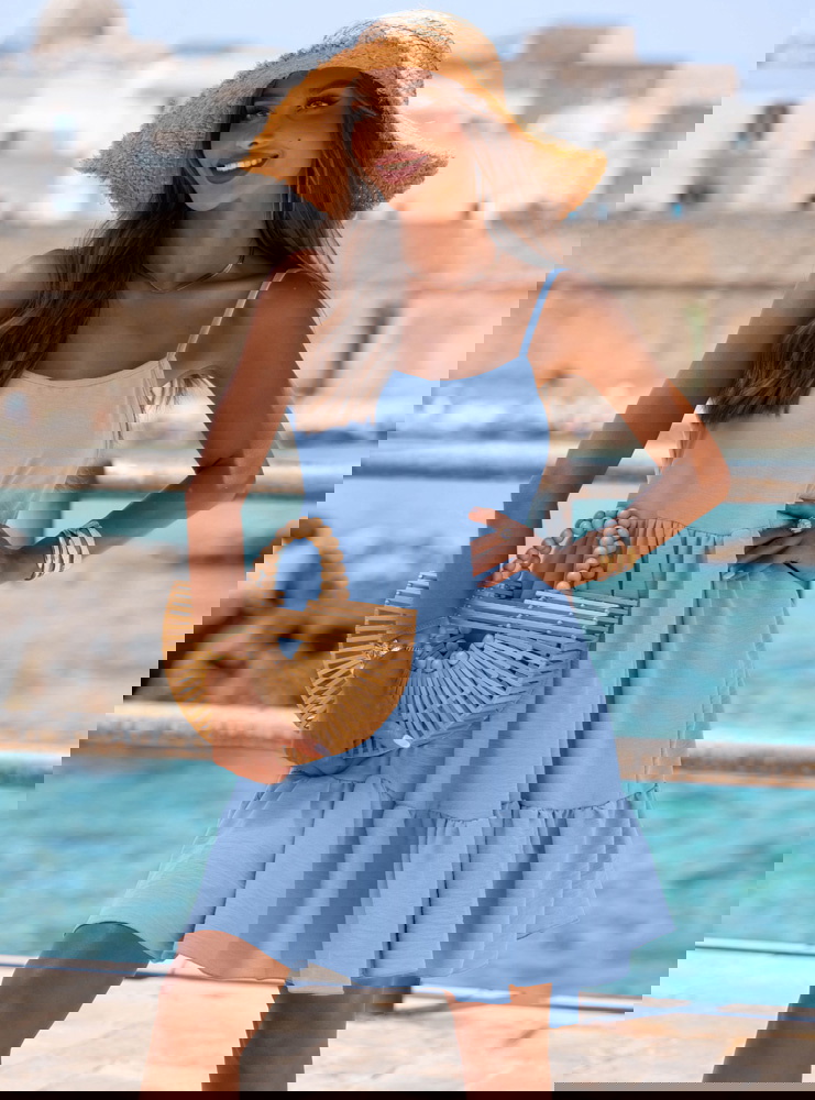 Błękitna rozkloszowana sukienka na...