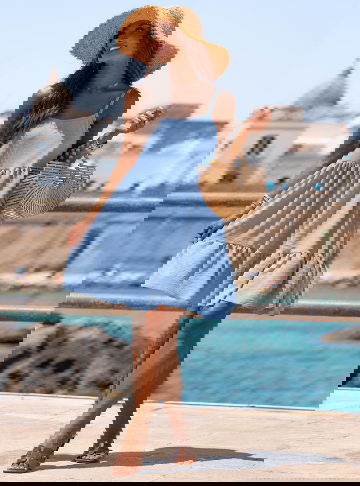 Błękitna rozkloszowana sukienka na...