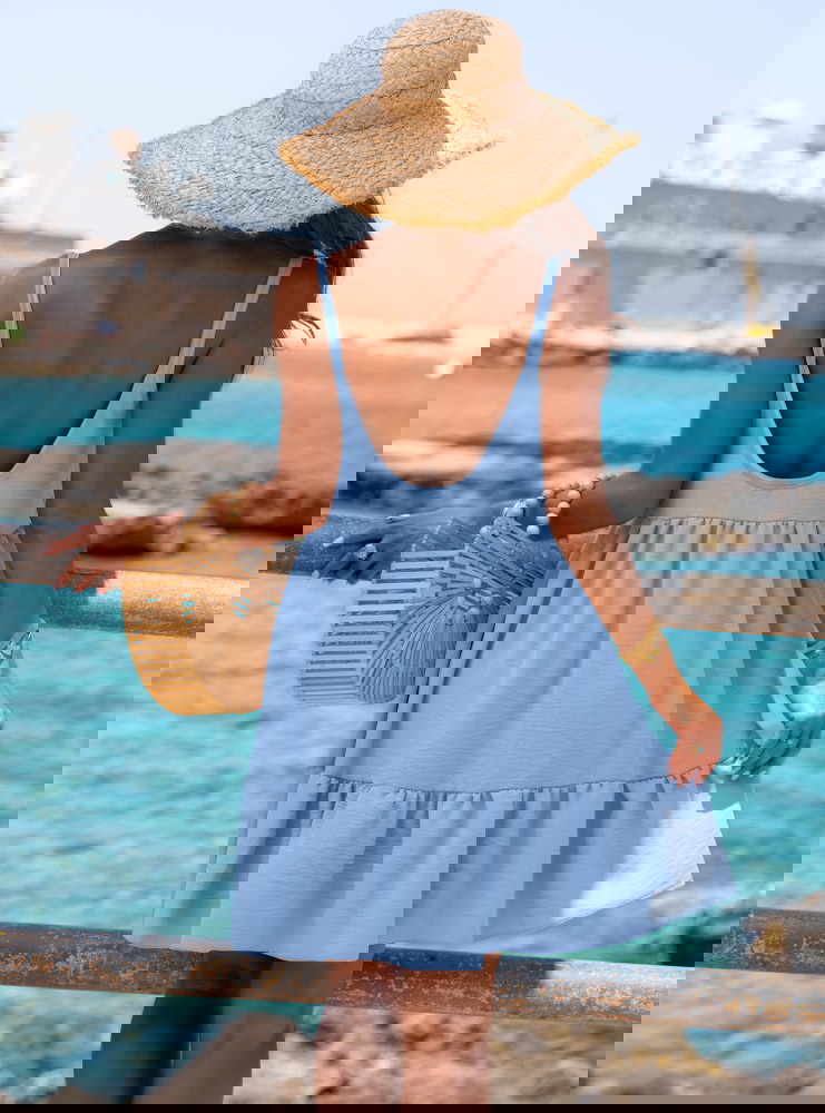 Błękitna rozkloszowana sukienka na...