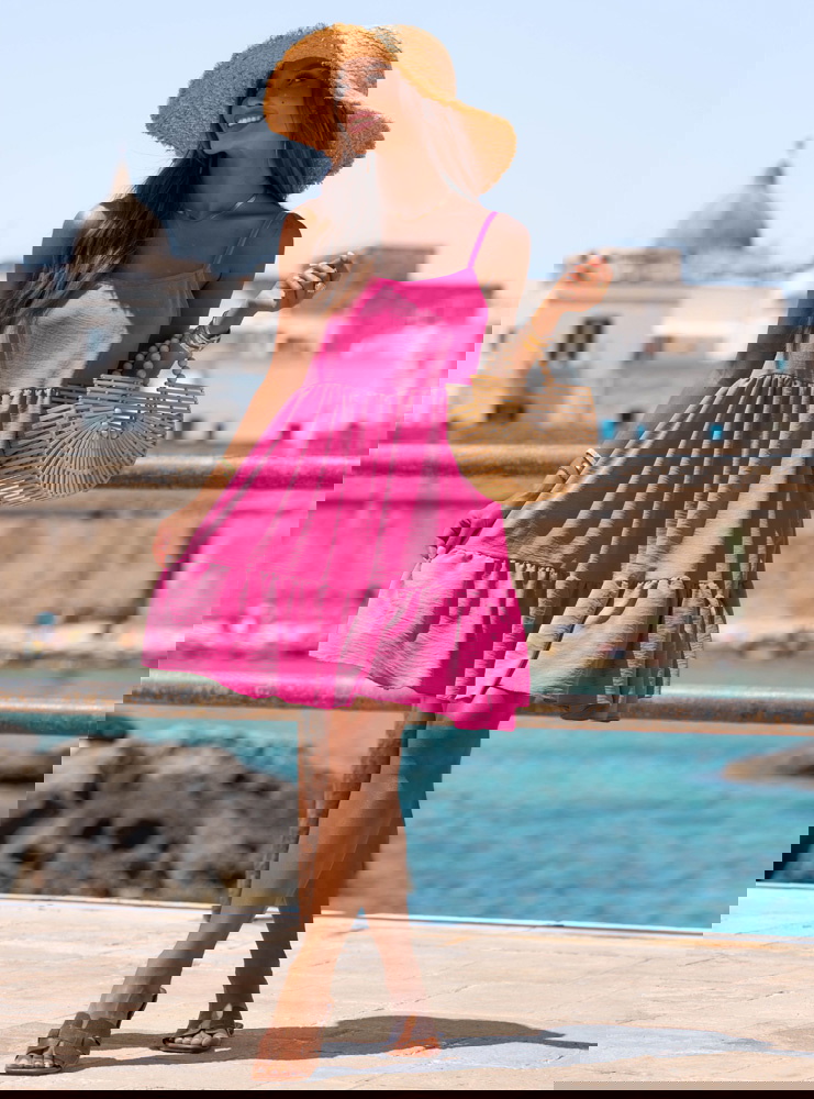 Rozkloszowana sukienka na ramiączkach...