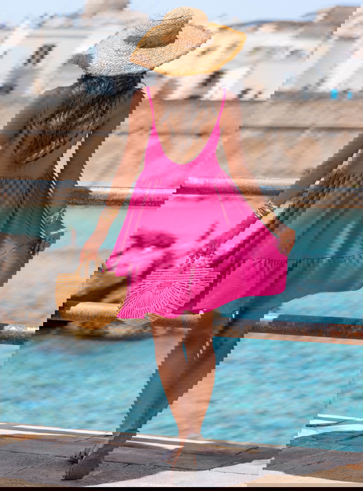 Rozkloszowana sukienka na ramiączkach...