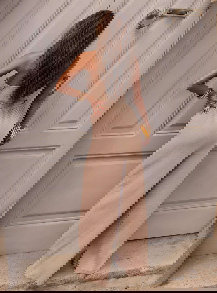 Beżowy prążkowany kombinezon bez...