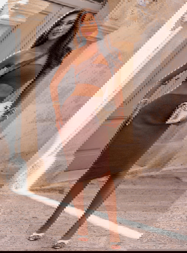 Sukienka prążkowana z wycięciem...