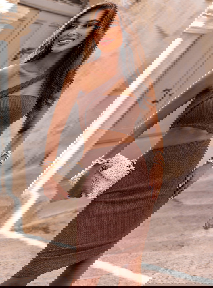 Sukienka prążkowana z wycięciem...