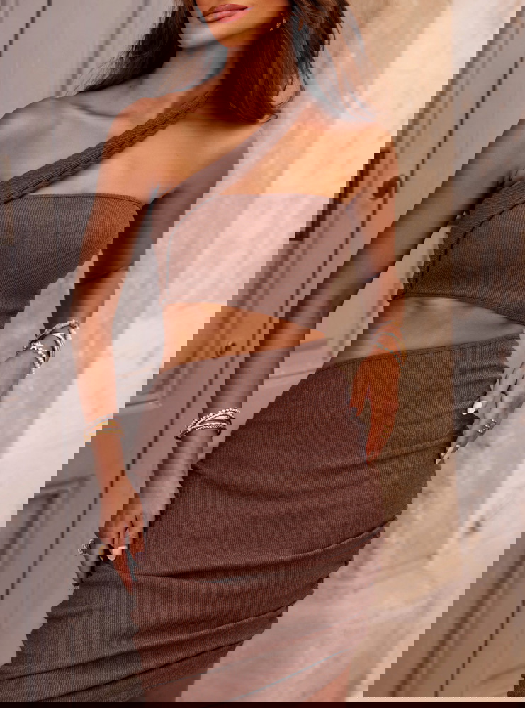 Sukienka prążkowana z wycięciem...