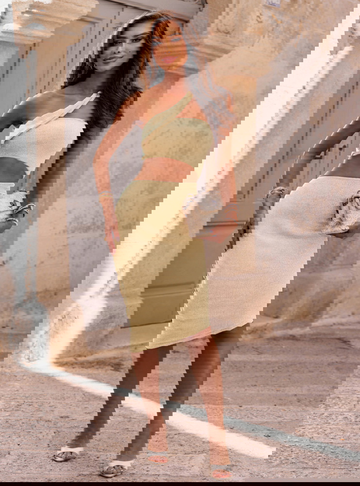 Sukienka prążkowana z wycięciem...