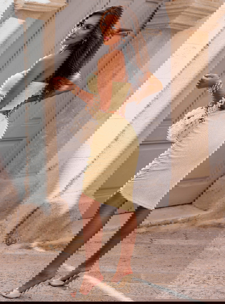 Sukienka prążkowana z wycięciem...