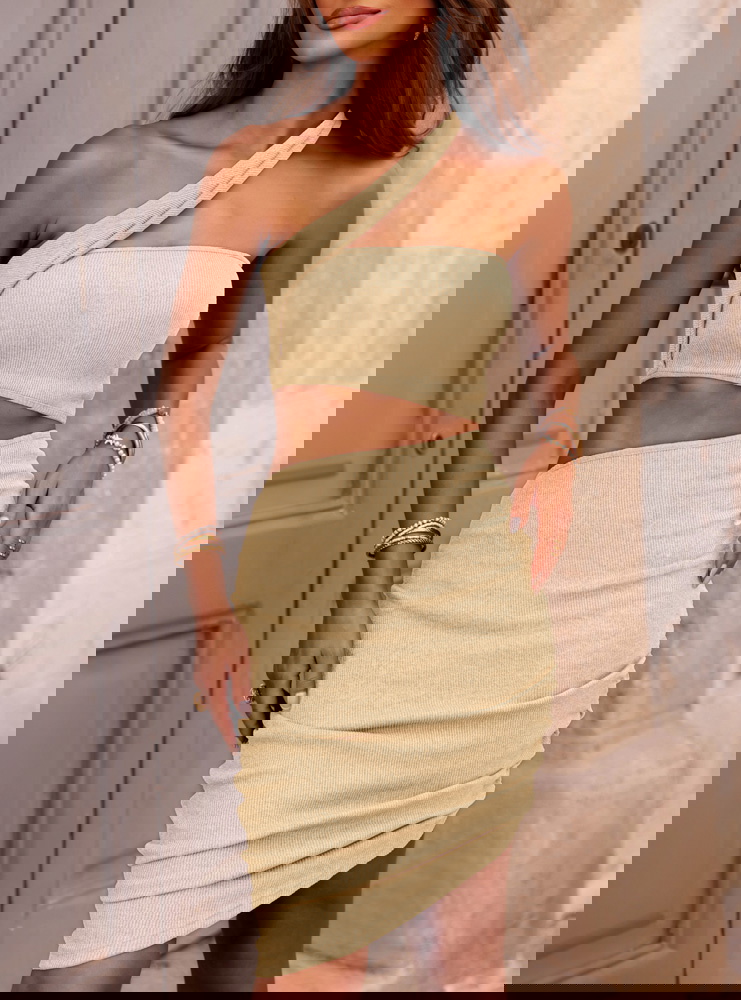 Sukienka prążkowana z wycięciem...