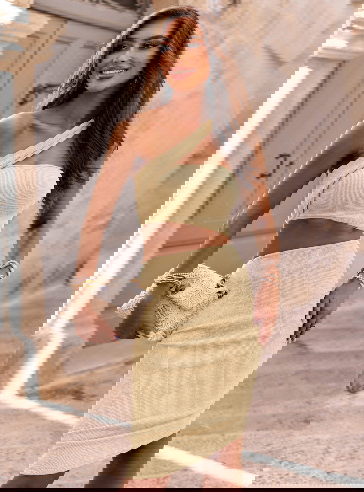 Sukienka prążkowana z wycięciem...