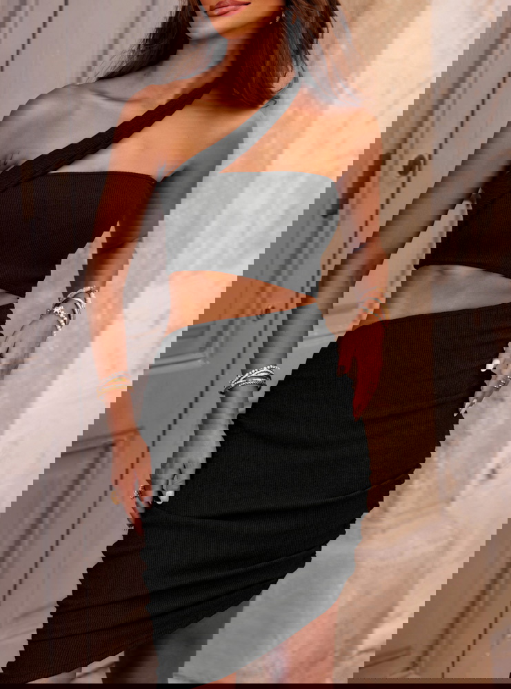 Czarna sukienka prążkowana z...