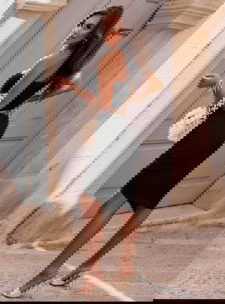 Czarna sukienka prążkowana z...