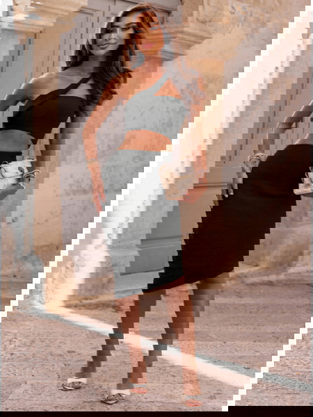 Czarna sukienka prążkowana... 2