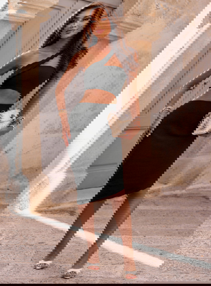 Czarna sukienka prążkowana z...